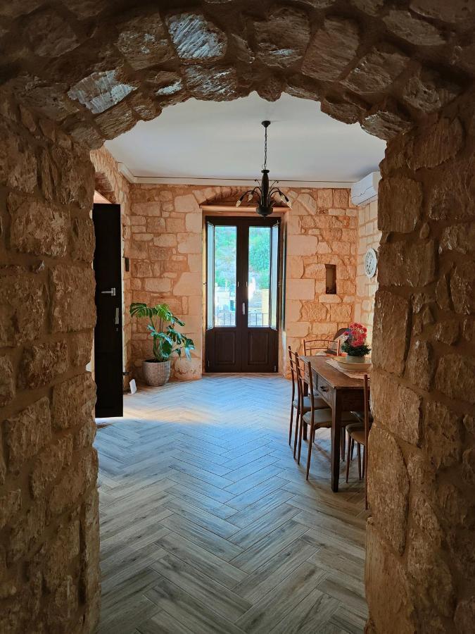 Отель Petra Barocca Шикли Экстерьер фото